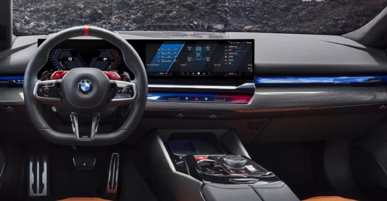 Motor e interior del BMW M5 2025