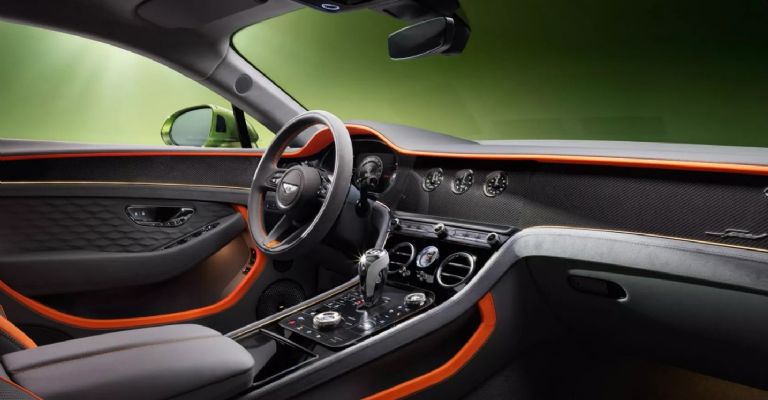 Motor e interior del Bentley Continental GT 2025