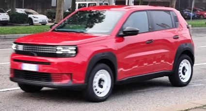 FIAT Grande Panda, la SUV es captada en color rojo y rines de acero