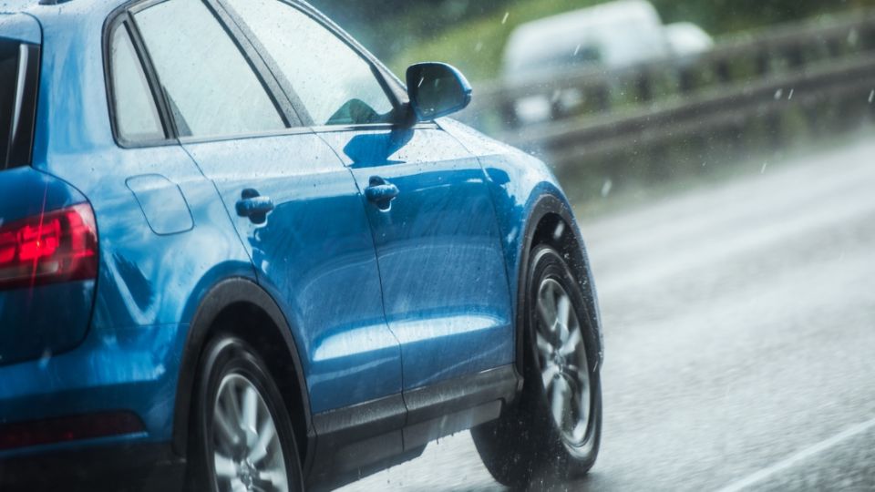 Manejar en la lluvia podría ser complicado para algunos conductores.