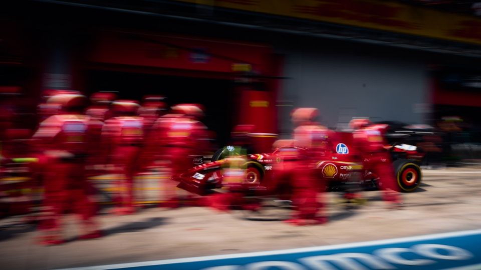 Según el reglamento, los pilotos pueden entrar a pits tras una bandera roja.