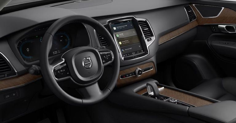 Motor e interior de la Volvo XC90 2024