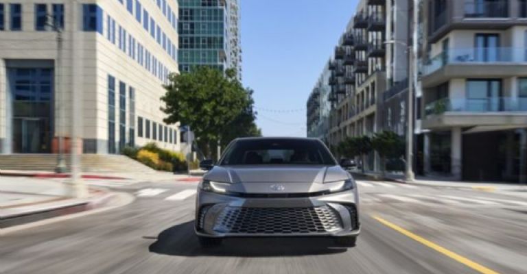 Toyota Camry HEV 2025