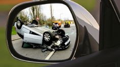 ¡Tragedia! Conductor se pasa semáforo en rojo y se estampa con dos autos