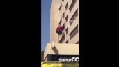 Foto ilustrativa de la nota titulada ¡Este accidente pudo ser fatal! Conductora queda colgado con su auto de un edificio