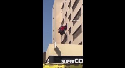 ¡Este accidente pudo ser fatal! Conductora queda colgado con su auto de un edificio