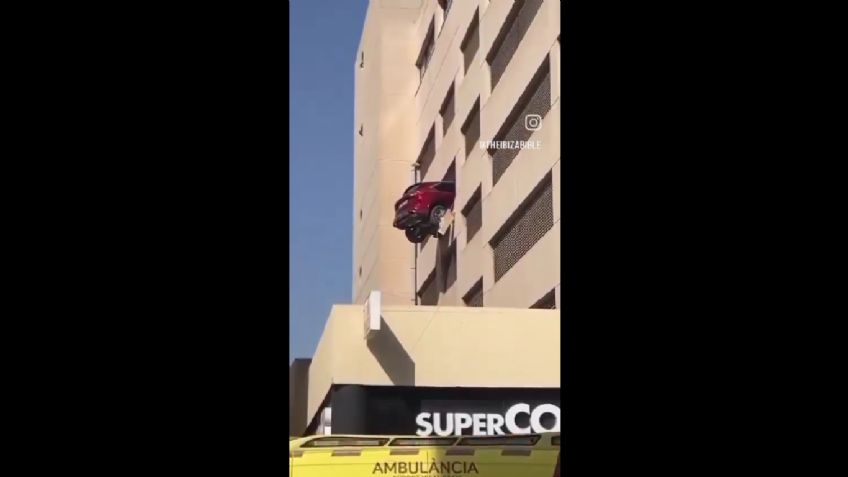 ¡Este accidente pudo ser fatal! Conductora queda colgado con su auto de un edificio
