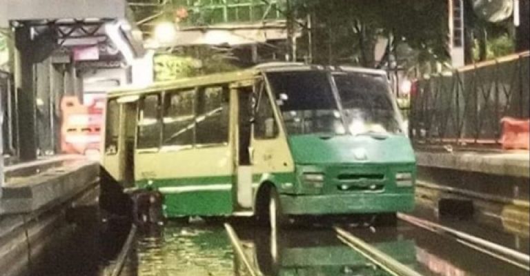 Microbús queda varado