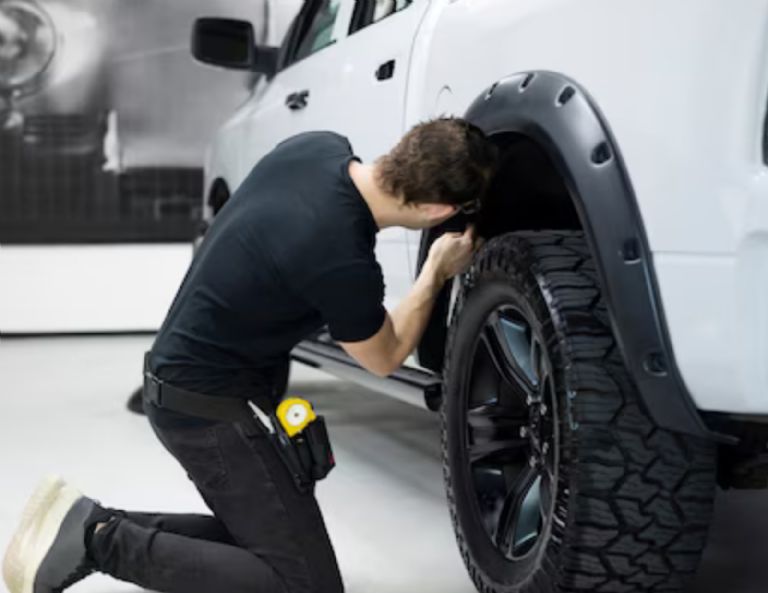 Así se cambia la llanta de una camioneta tipo pick-up