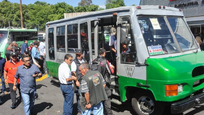 Viral: Señora le pega a un camión de transporte público, chocaron