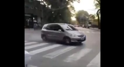 Viral: Hizo trompos en una avenida, mientras los demás esperaban el semáforo