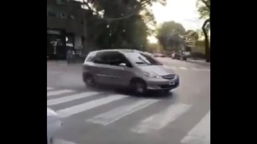 Viral: Hizo trompos en una avenida, mientras los demás esperaban el semáforo
