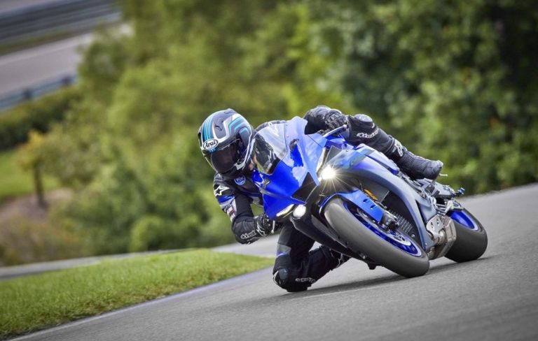 Qué precio tiene la moto superdeportiva Yamaha YZF-R1 2024