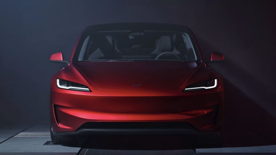 El Tesla Model 3 es uno de los vehículos más icónicos en el segmento de los eléctricos.