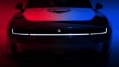 Foto ilustrativa de la nota titulada Dodge Charger EV 2025 se viste como vehículo de policía y sí que impone