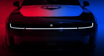 Dodge Charger EV 2025 se viste como vehículo de policía y sí que impone