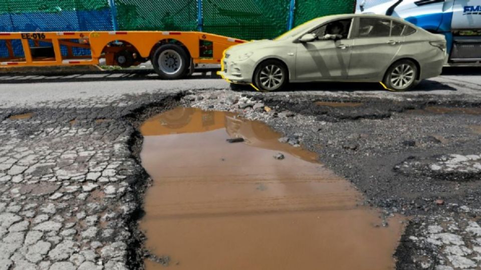 Los baches se han convertido en una pesadilla para los conductores esta época de lluvias.