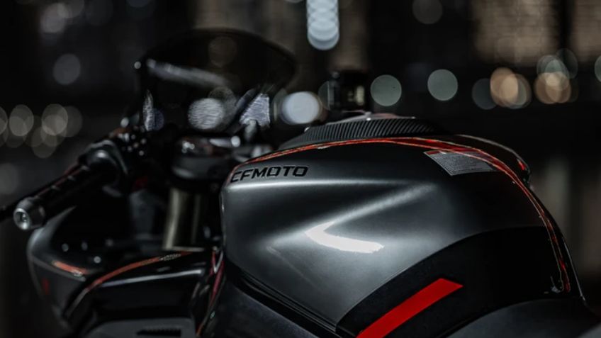 ¡La CFMoto 450SR tiene un nuevo diseño! Así es ahora esta moto deportiva china