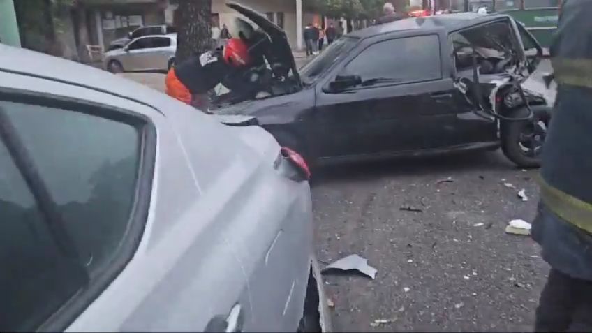 Viral: Este mecánico iba a entregar autos a sus dueños, fueron chocados por un camión ese mismo día