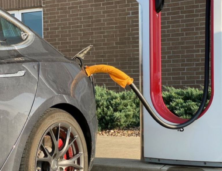 Así es el truco de la toalla mojada para cargar rápido autos eléctricos