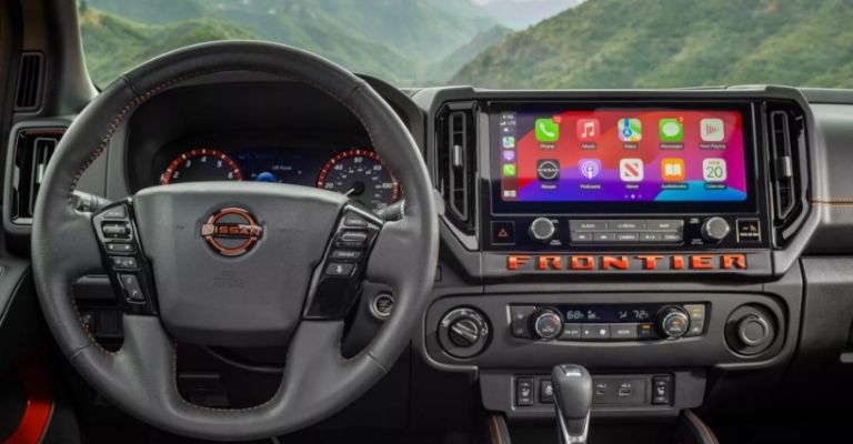 Interior de la Nissan Frontier 2025