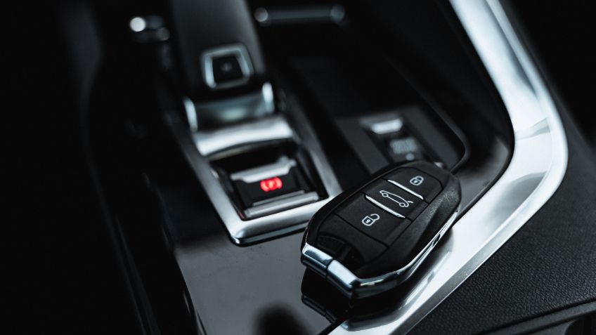 Este truco se ha hecho viral y prende autos con llave sin bateria