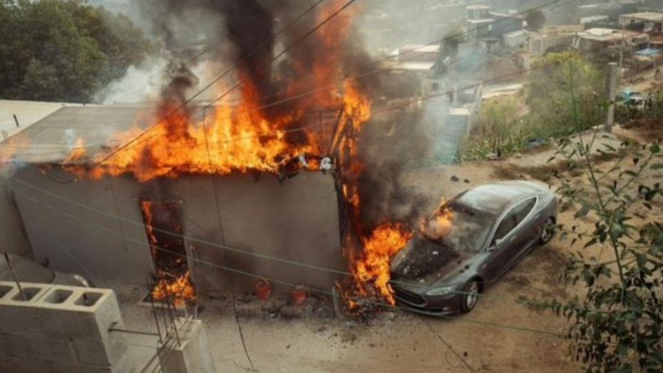 El conductor de este modelo no midió las consecuencias de conectar su auto a un poste.