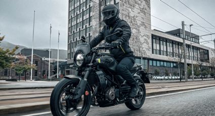 ¿Cuánto cuesta la Husqvarna Svartpilen 250? Una moto urbana y dominante para sortear el tráfico