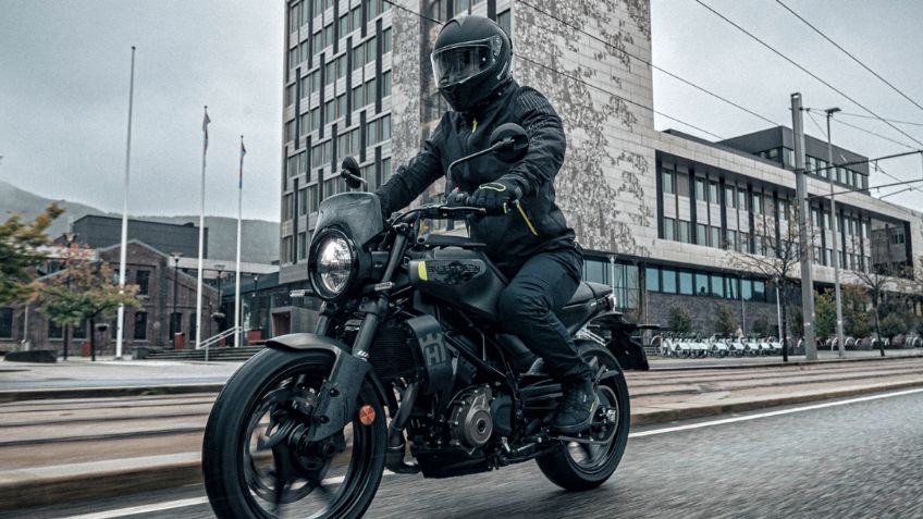 ¿Cuánto cuesta la Husqvarna Svartpilen 250? Una moto urbana y dominante para sortear el tráfico