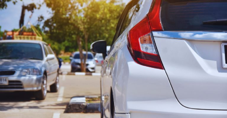 Auto se estaciona frente a mi entrada 