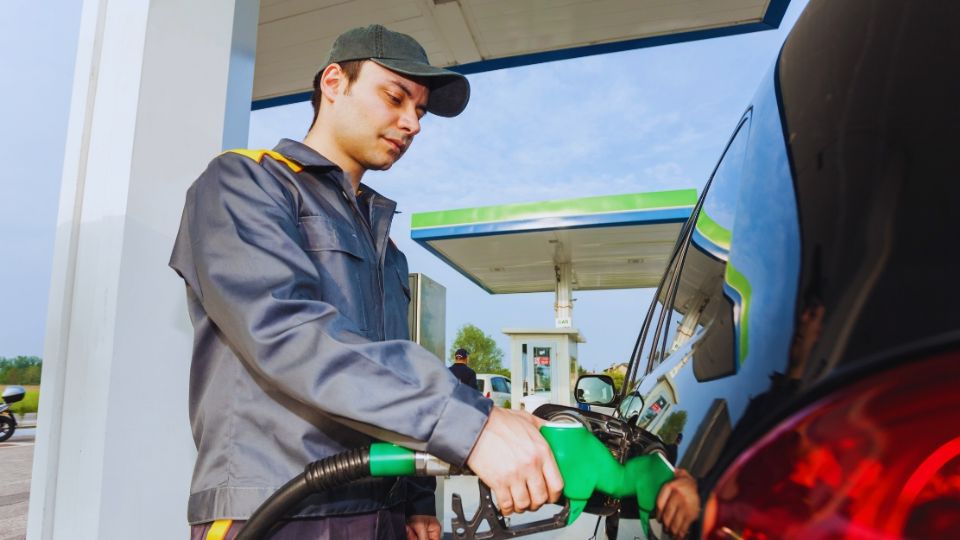 Ahorrar gasolina es sencillos siempre y cuando se preste atención a algunos detalles.