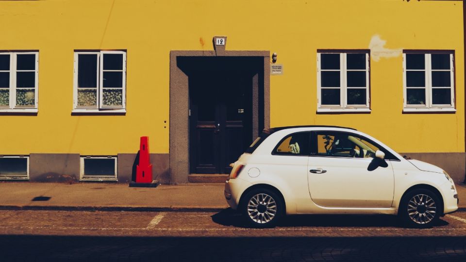 Los autos que se estaciona en tu entrada pueden ser un verdadero dolor de cabeza. Checa aquí cómo solicitar apoyo de las autoridades.