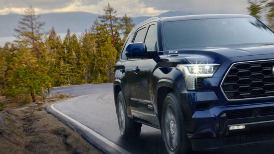 Así es la camioneta SUV más grande e híbrida de Toyota