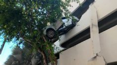 VIRAL: Mujer choca su Porsche contra una pared de un estacionamiento y cae desde el tercer piso