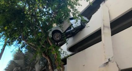 VIRAL: Mujer choca su Porsche contra una pared de un estacionamiento y cae desde el tercer piso