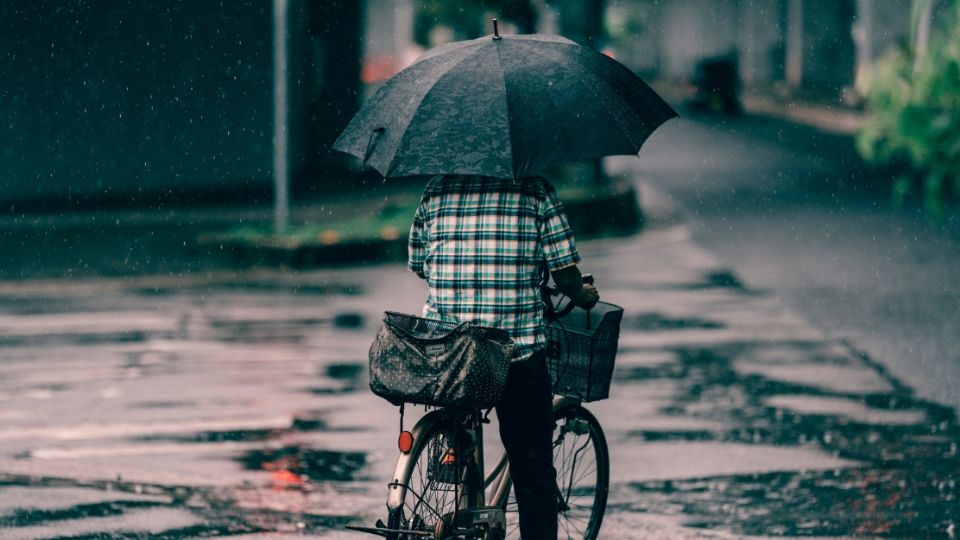 La lluvia puede ser considerada como uno de los grandes enemigos de los ciclistas.