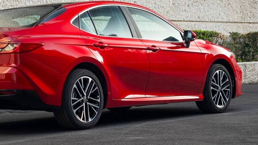 ¿Cuál es el sedán híbrido más grande de Toyota? Es mediano y lleno de tecnología