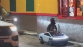 Foto ilustrativa de la nota titulada Viral: Este perrito está a bordo de una Tesla Cybertruck y junto con su dueño pidieron comida rápida