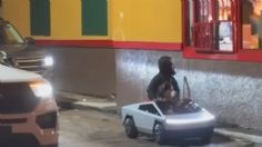 Viral: Este perrito está a bordo de una Tesla Cybertruck y junto con su dueño pidieron comida rápida