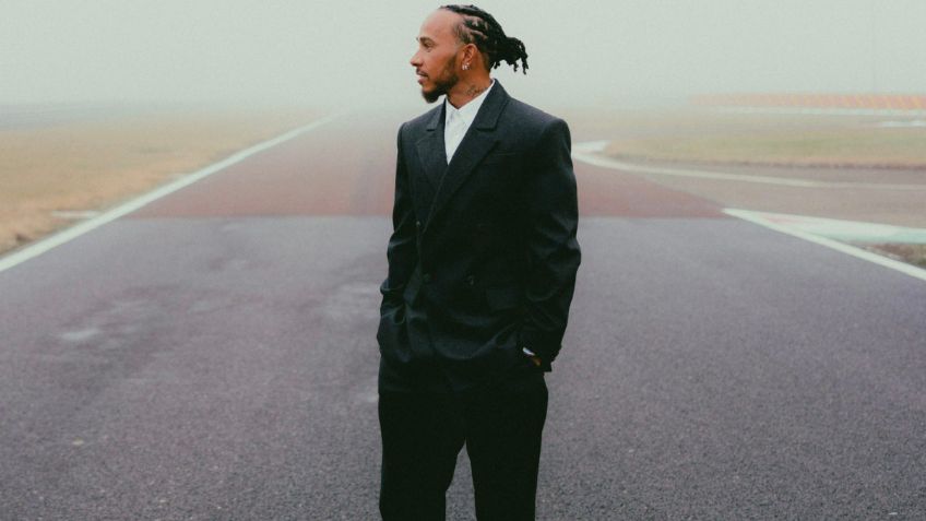 ¿Cuál es el superdeportivo Ferrari que se vio en la primera visita de Lewis Hamilton a Maranello, Italia?