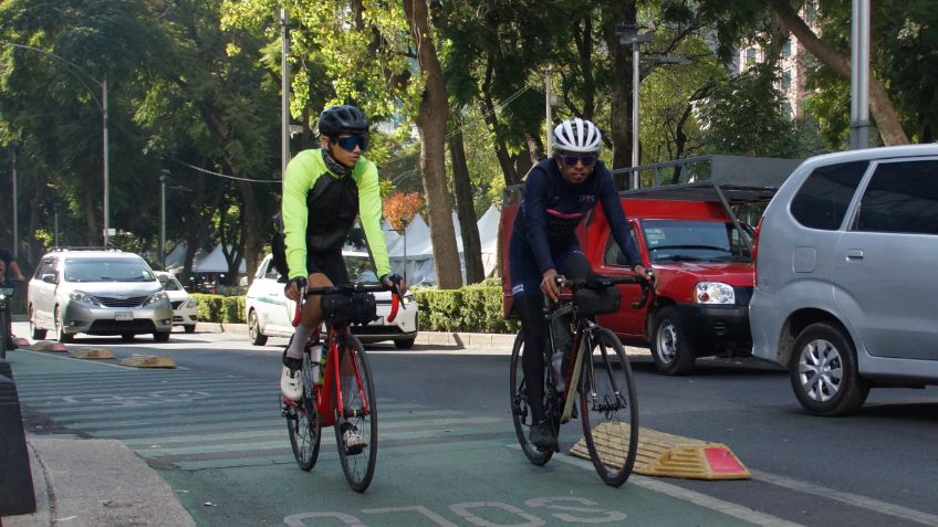 Así son las señales manuales de los ciclistas; conociéndolas se pueden evitar accidentes