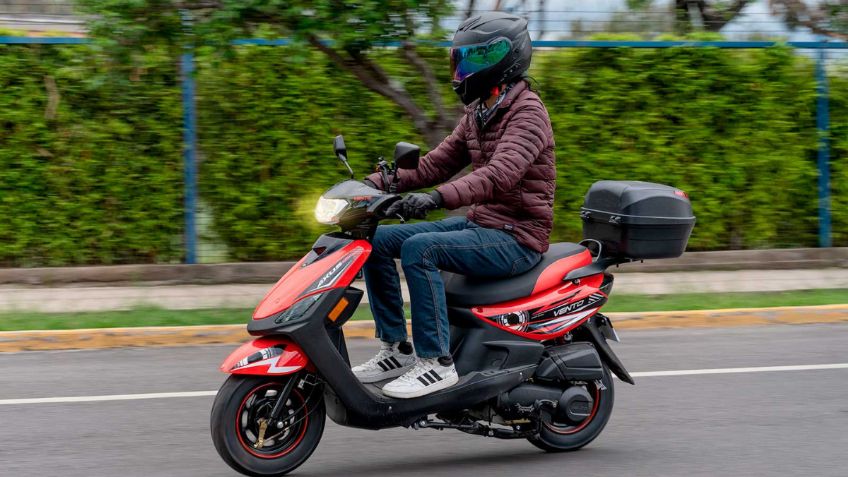 Esta motoneta Vento es barata, fácil de aprender manejar y puede ser útil en los negocios de comida