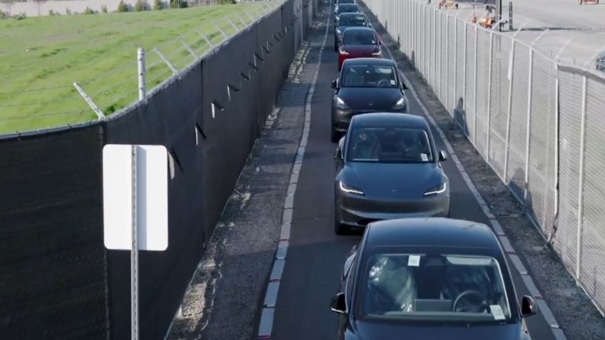 Viral en redes: Estos autos eléctricos de Tesla se trasladan solos dentro de la fábrica