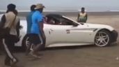 Foto ilustrativa de la nota titulada Viral: Su Ferrari California queda atrapado y es sacado por una carreta