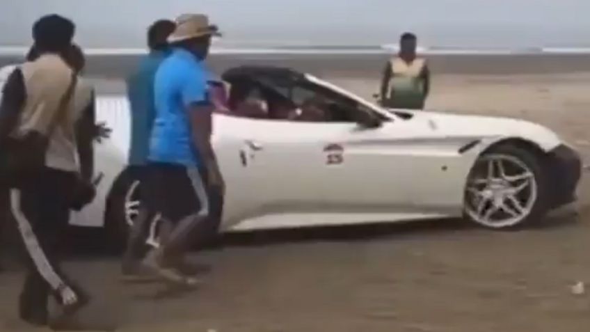 Viral: Su Ferrari California queda atrapado y es sacado por una carreta