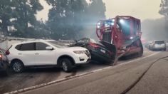 Bomberos con excavadora sacan autos del paso en carreteras por INCENDIO en CALIFORNIA