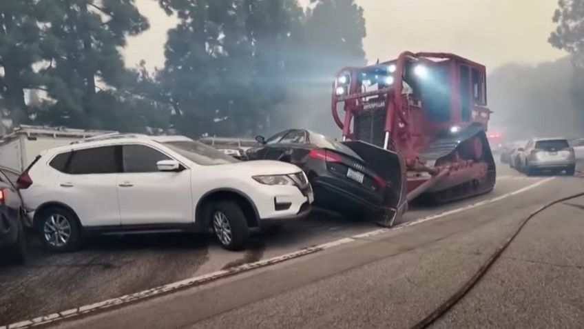 Bomberos con excavadora sacan autos del paso en carreteras por INCENDIO en CALIFORNIA