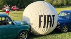 ¡La fiebre del Mundial! Partido de fútbol con autos Fiat 600 se vuelve viral