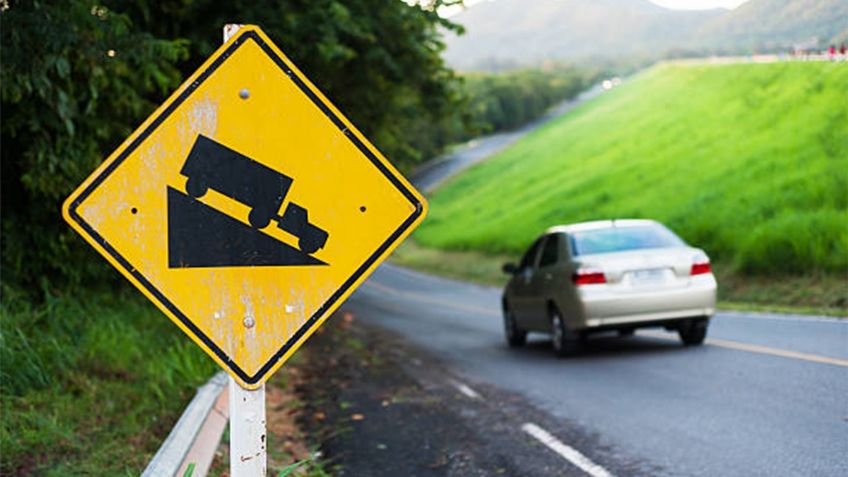 ¿Cómo manejar en carreteras con pendientes sin sobrecalentar los frenos?