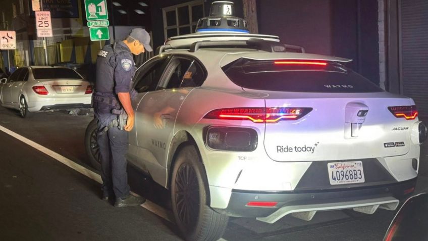 Viral, un policía detiene a un vehículo autónomo Waymo por vuelta prohibida y las reacciones se desataron en redes